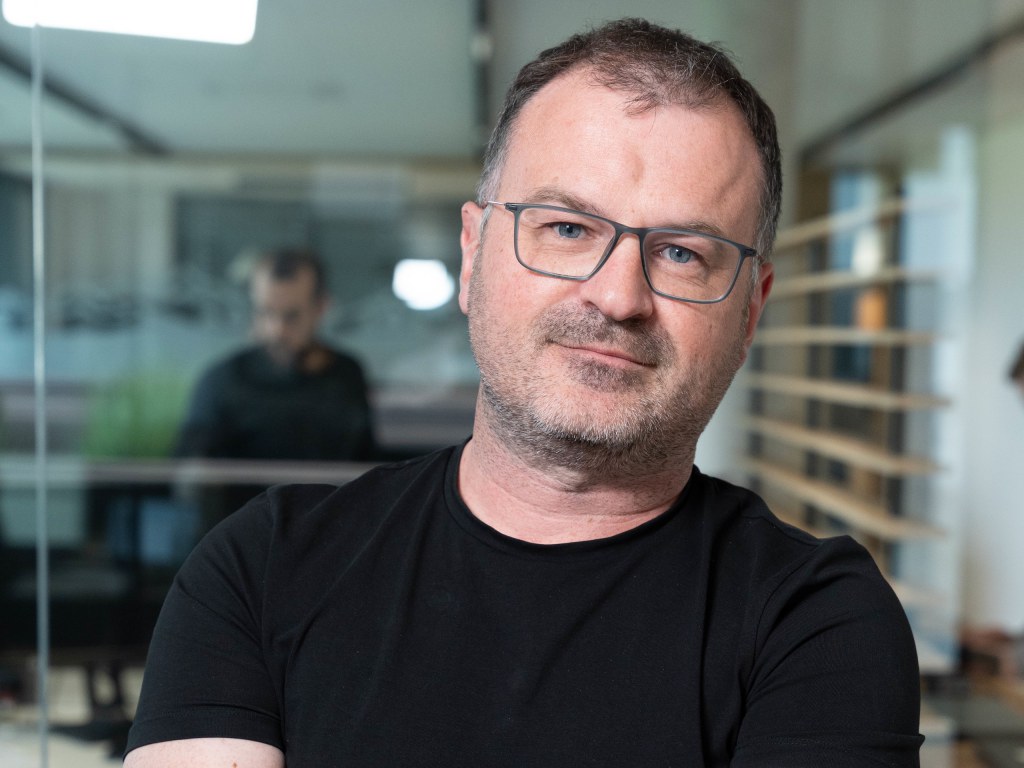 Wolfgang Asbeck mit verschränkten Armen im Büro in Pilsting